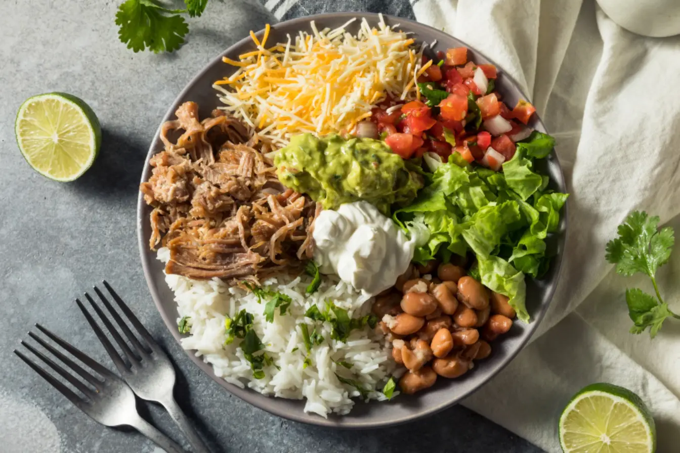 Składniki na burrito rozłożone na talerzu